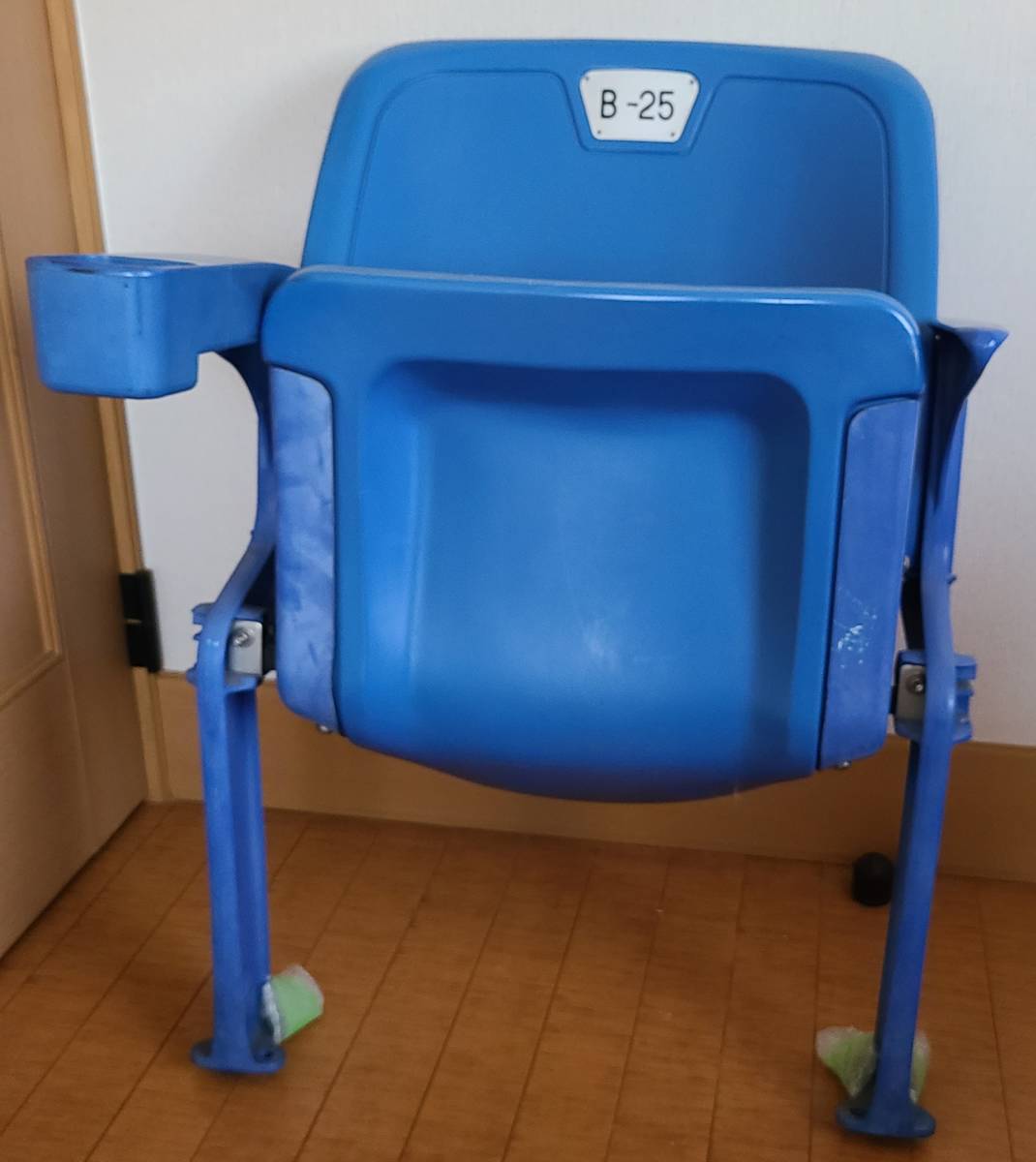 旧国立競技場で使用されたVIPシート。公式証明プレート付。多くの昭和、平成の名勝負、オリンピックの生き証人とも言うべきレアアイテム