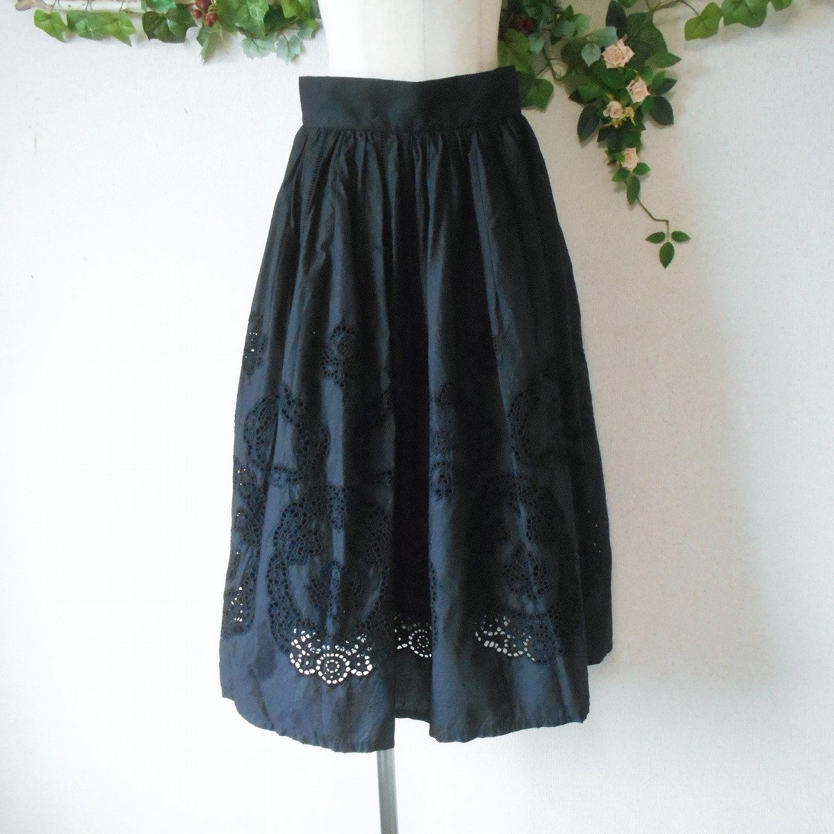 新品 タグ付き 56000円 インゲボルグ INGEBORG カットワーク 刺繍 の 素敵 な 豪華 スカート 黒 9