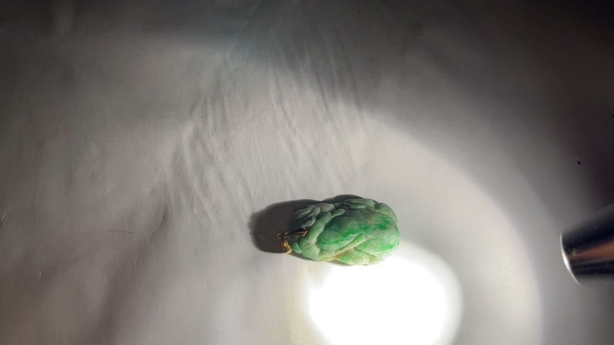 本翡翠 ミャンマー 天然石 無処理商品 サイズ 幅さ:4.3cm 2.5cm 重さ22g 天然翡翠 ミャンマー産本翡翠。