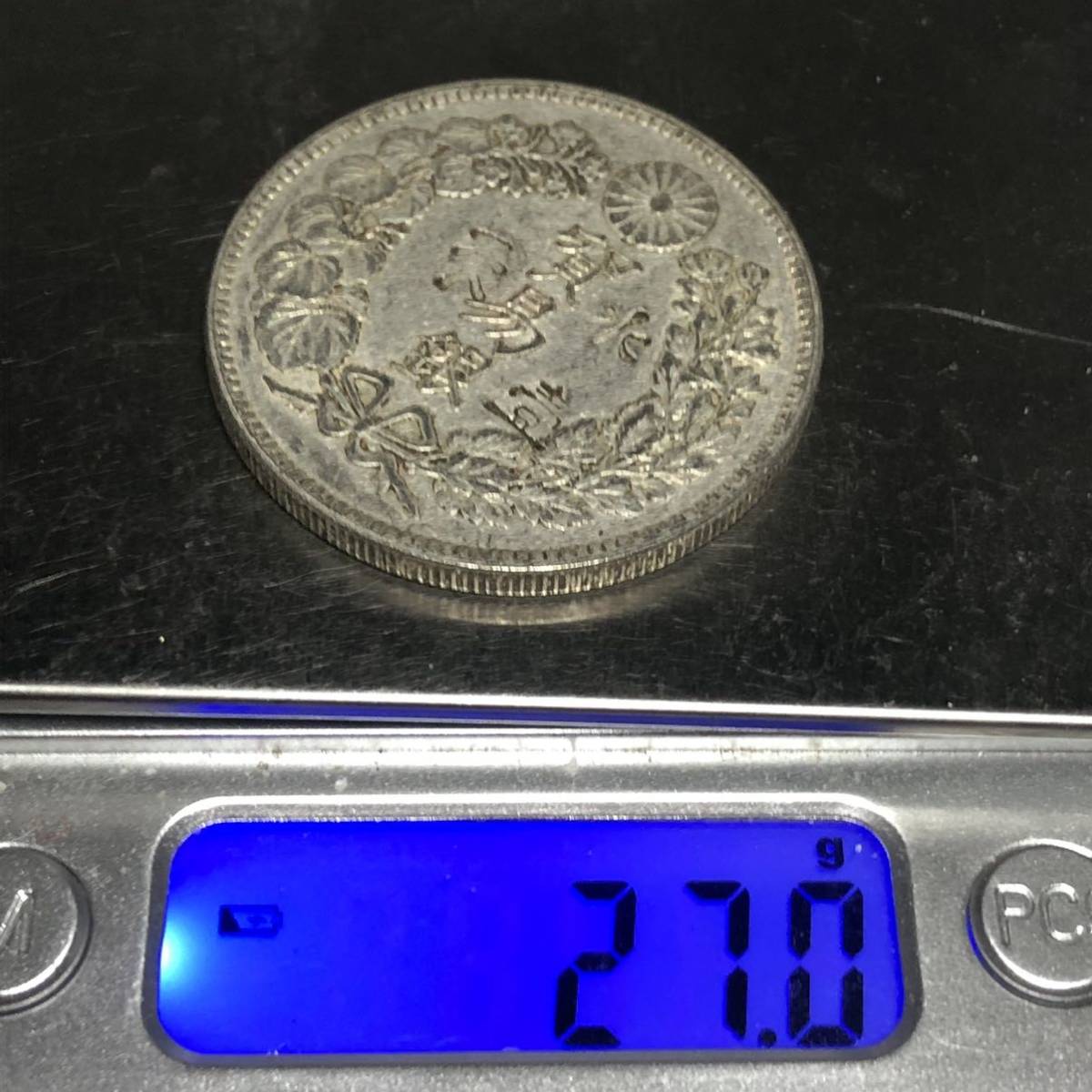 ブランド品専門の 貿易銀 日本 古錢 明治10年 刻印あり 竜 菊紋 コイン g5