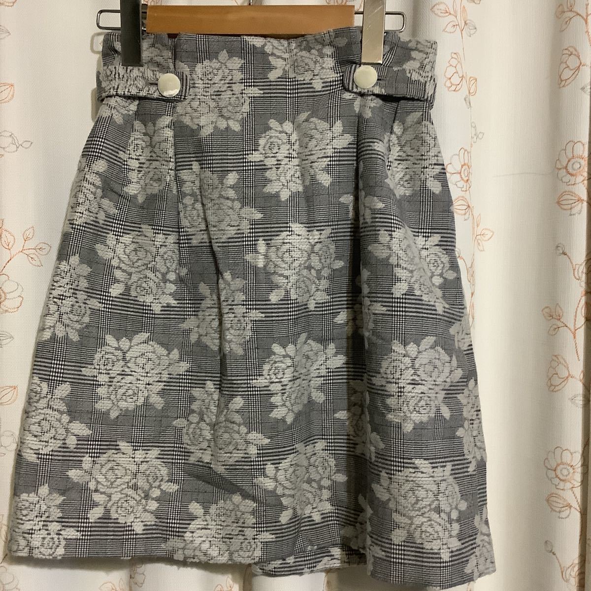 灰色系　薔薇模様スカート　中古品　サイズ36_画像1