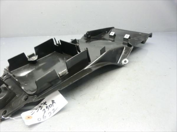 B5-0622 カワサキ ニンジャ250R リアインナーフェンダー 純正品 【EX250K-A47～ 2012年モデル 動画有】_画像5