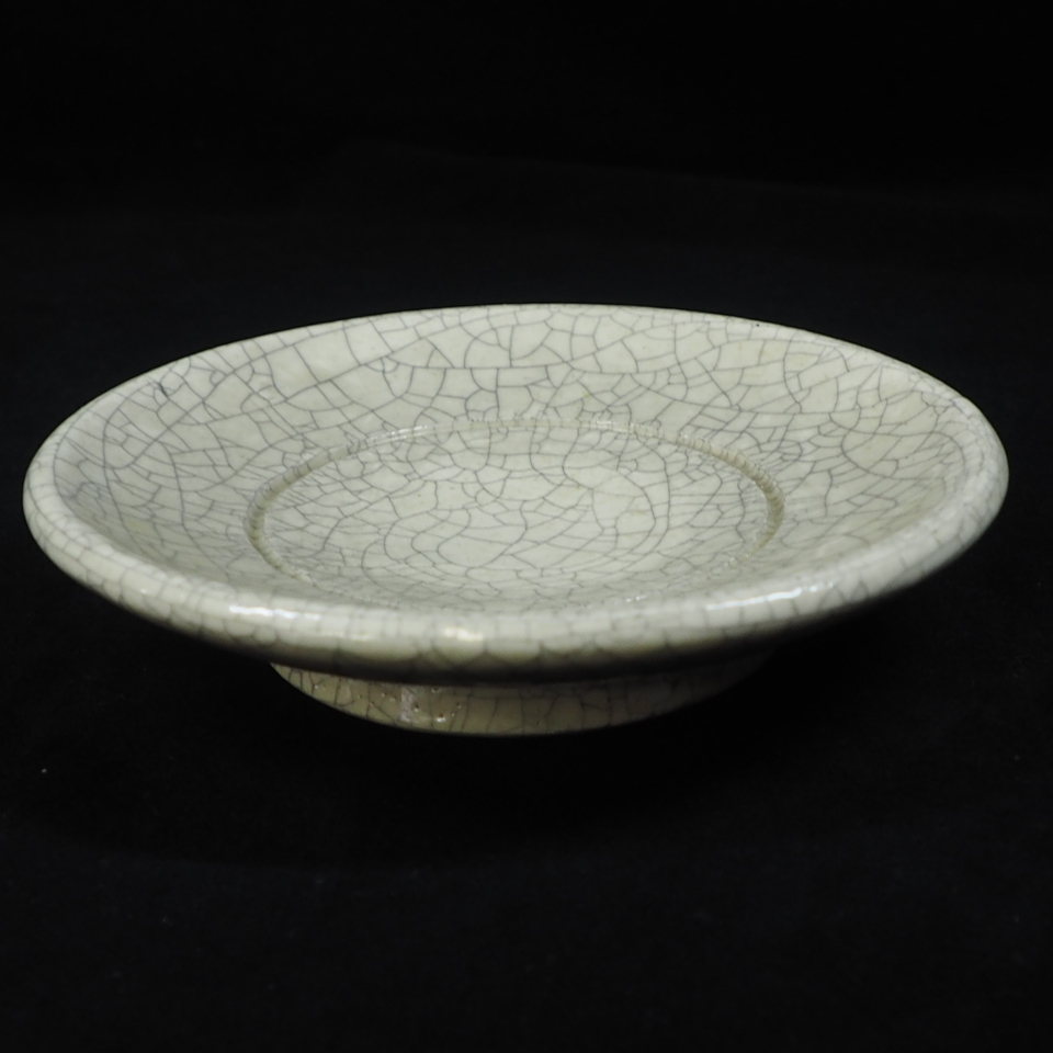 昭和期 ビンテージ 茶道具 楽焼 楽印あり 貫入入り皿 直径14cm 高さ8cm 亀甲形の釉ヒビが特徴の落ち着いた味わい深い皿です。 HTF502
