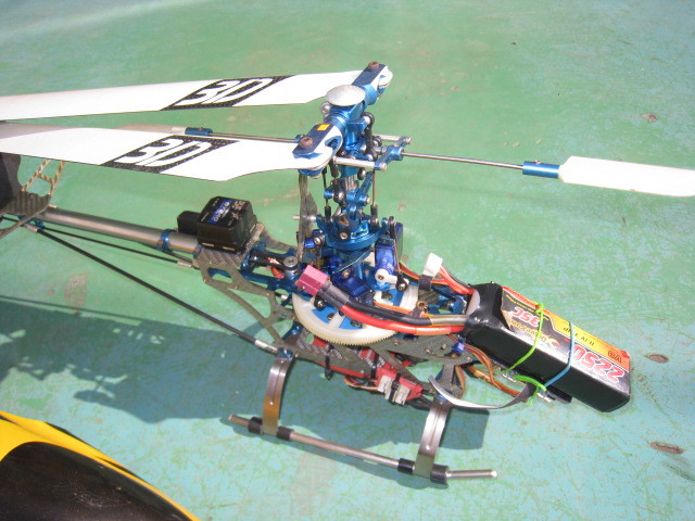 小型電動ヘリ　T-REX 450？ モーター、ESC、ジャイロ、サーボ4個搭載済み、、、K中_画像6