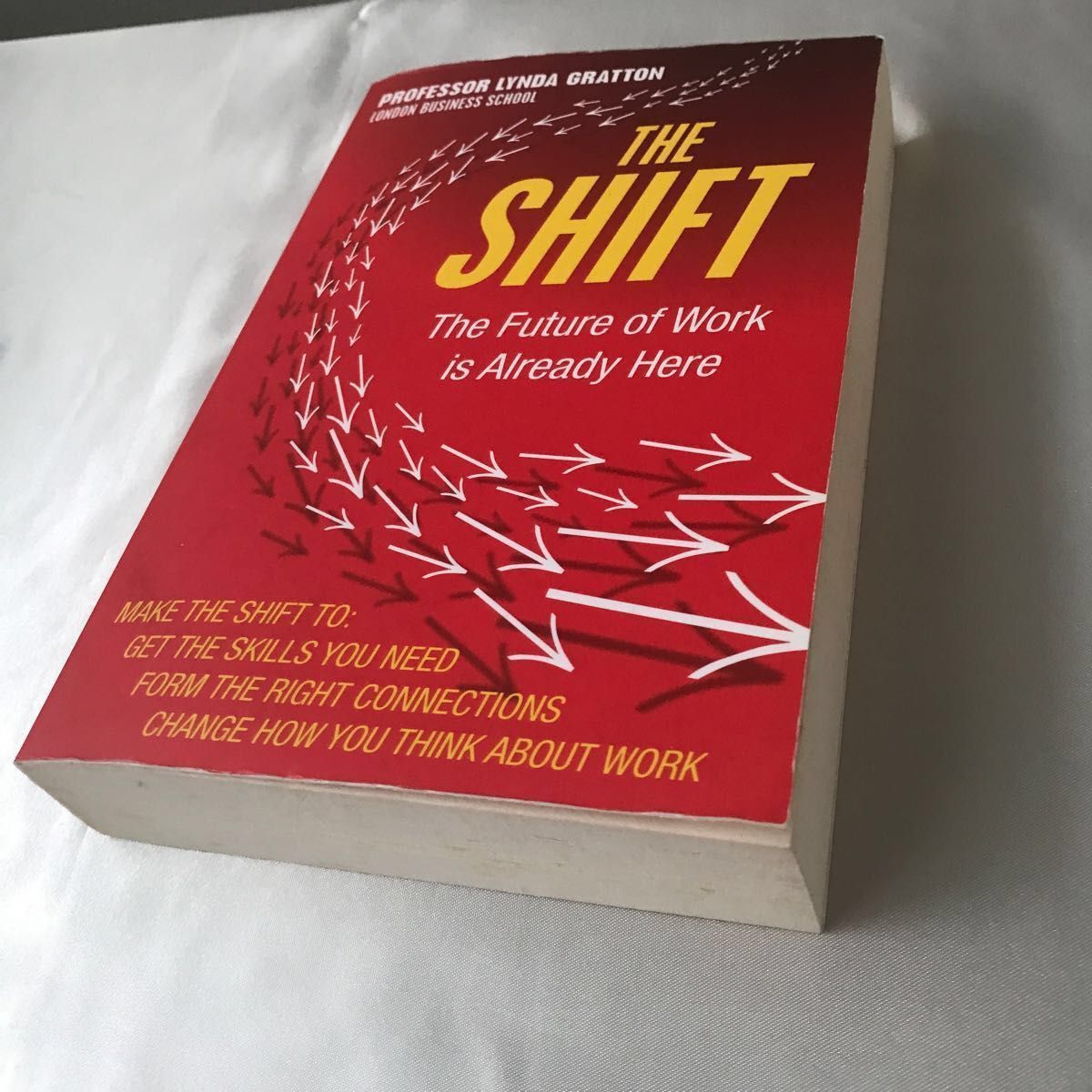 洋書☆The SHIFT (シフト　未来の働き方) ペーパーバック　英語　英語学習　洋書多読