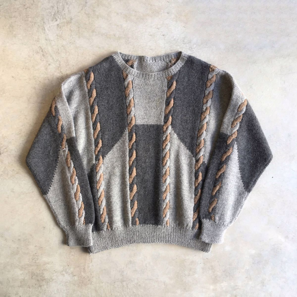 人気のファッションブランド！ ペルー グレージュ PERU製 【HANDKNIT