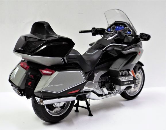 【LCD】1/12 ホンダ ゴールドウイング GL1800 2020年 ヘビーグレー/ブラック（ 商品№ LCDM2104 HGM )の完成バイクモデル