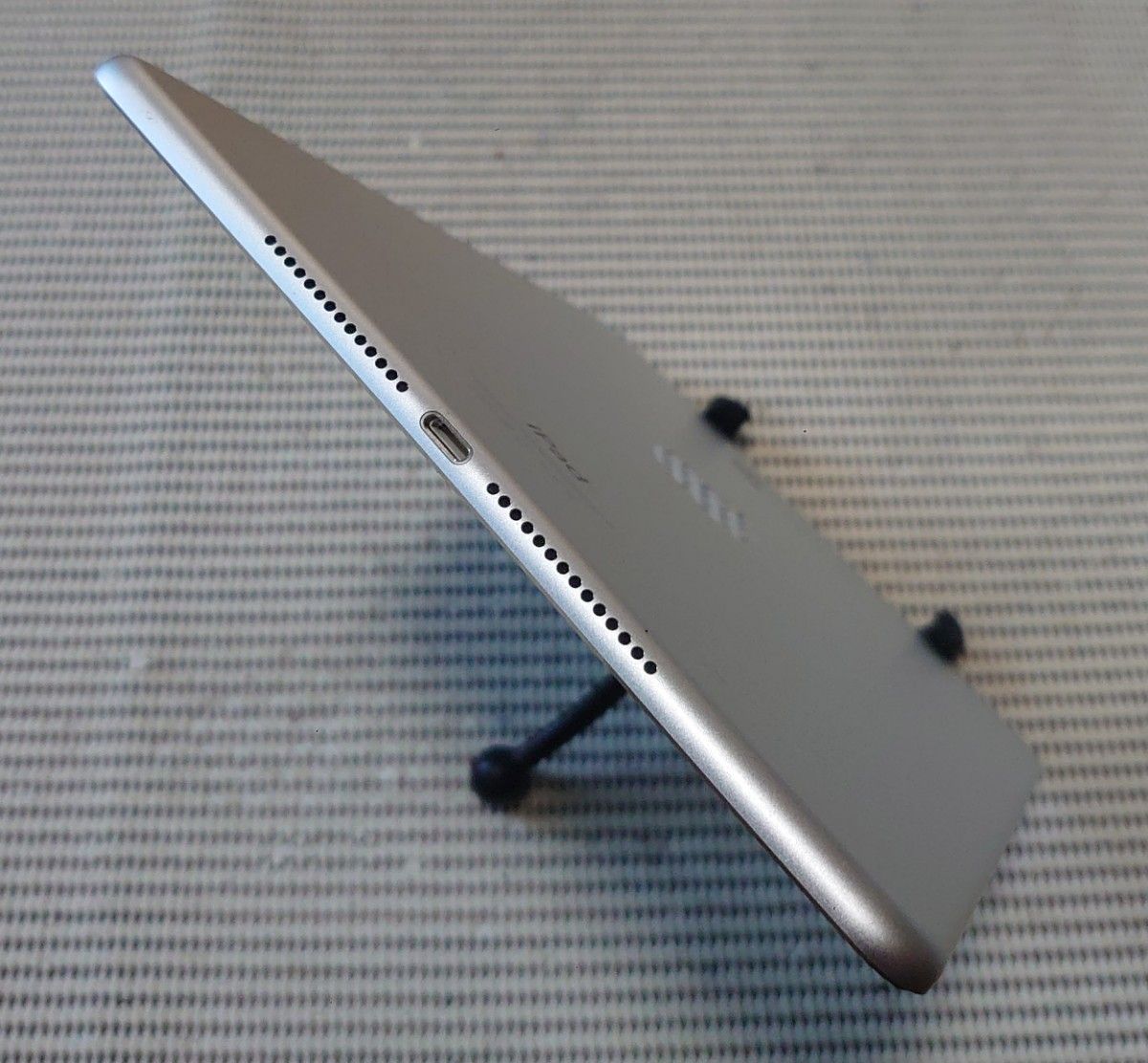 完動品美品iPad Air2(A1566)本体16GBシルバーWi-Fiモデル｜PayPayフリマ