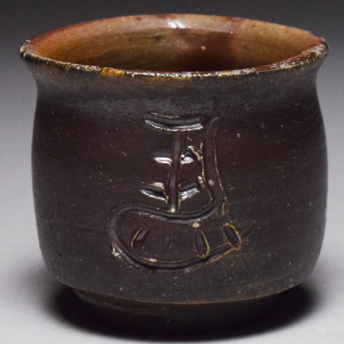 [...] Ise city cape full .. six 10 year six month . day Bizen . left horse large sake cup * also box . sake cup and bottle guinomi cup sake cup sake cup Bizen [c-241]