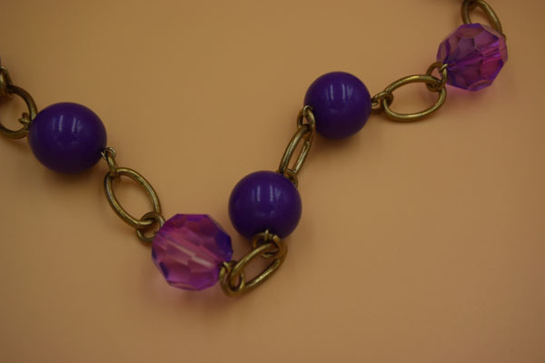 紫色の珠がついたネックレスの画像2