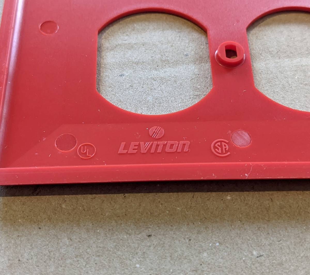  複数有 UL/アメリカンタイプ DUPLEX ３連コンセントカバー赤 Leviton/レビトン製の画像3