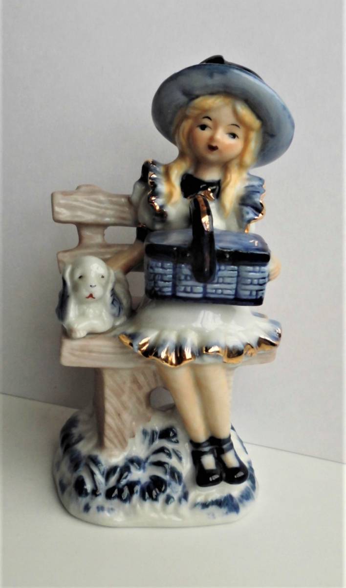 ☆古い陶器人形★ベンチに腰掛ける少女と子犬★高さ15.5cm×幅8cm★の画像1