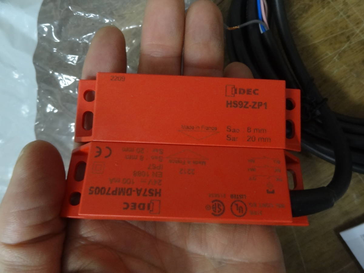 未使用 IDEC HS7A-DMP形非接触安全スイッチ（3接点タイプ）2NO＋1NC HS7A-DMP7005