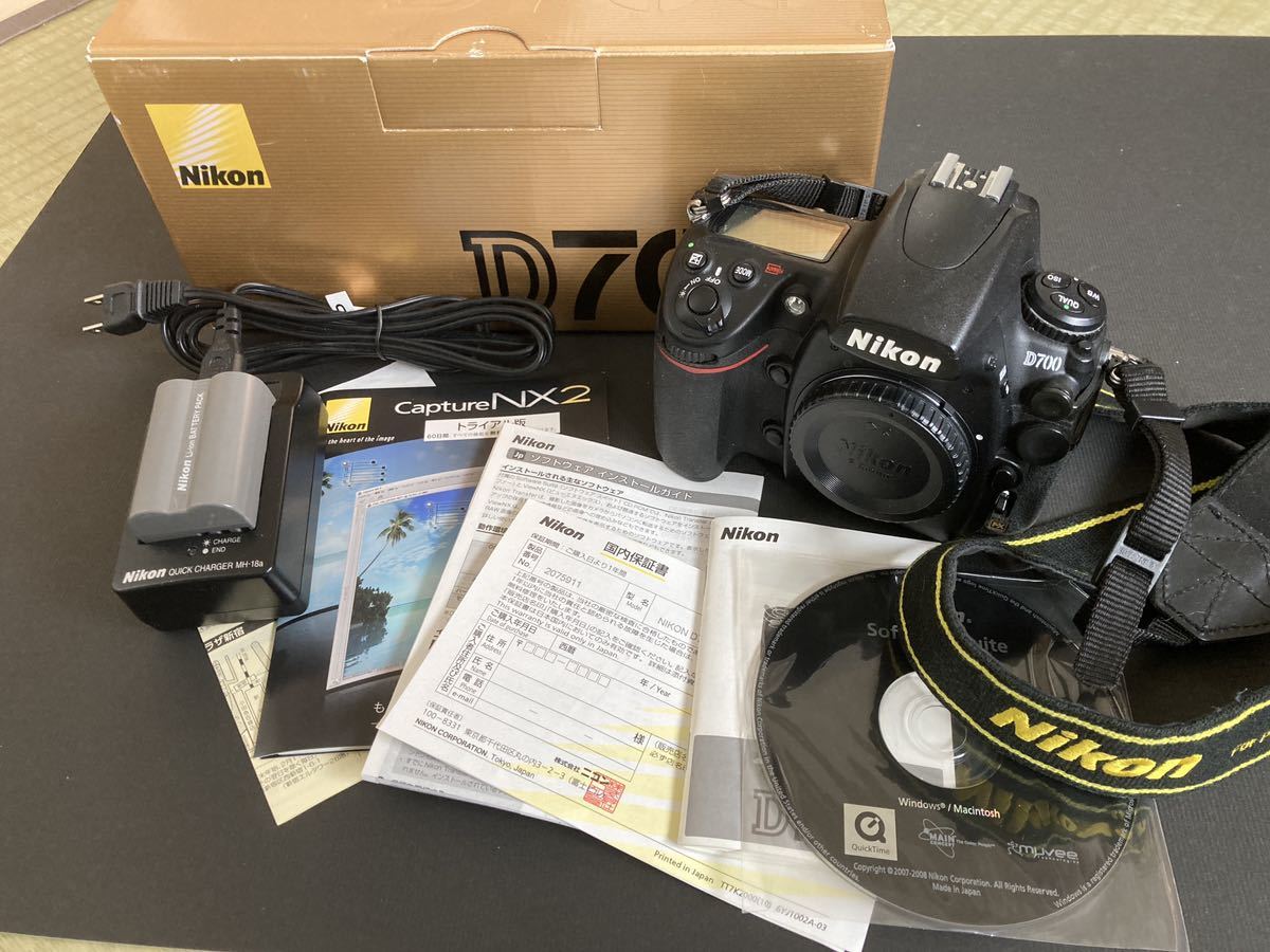 NikonニコンD700 フルサイズデジタル一眼レフ 本体のみ グリップ付き