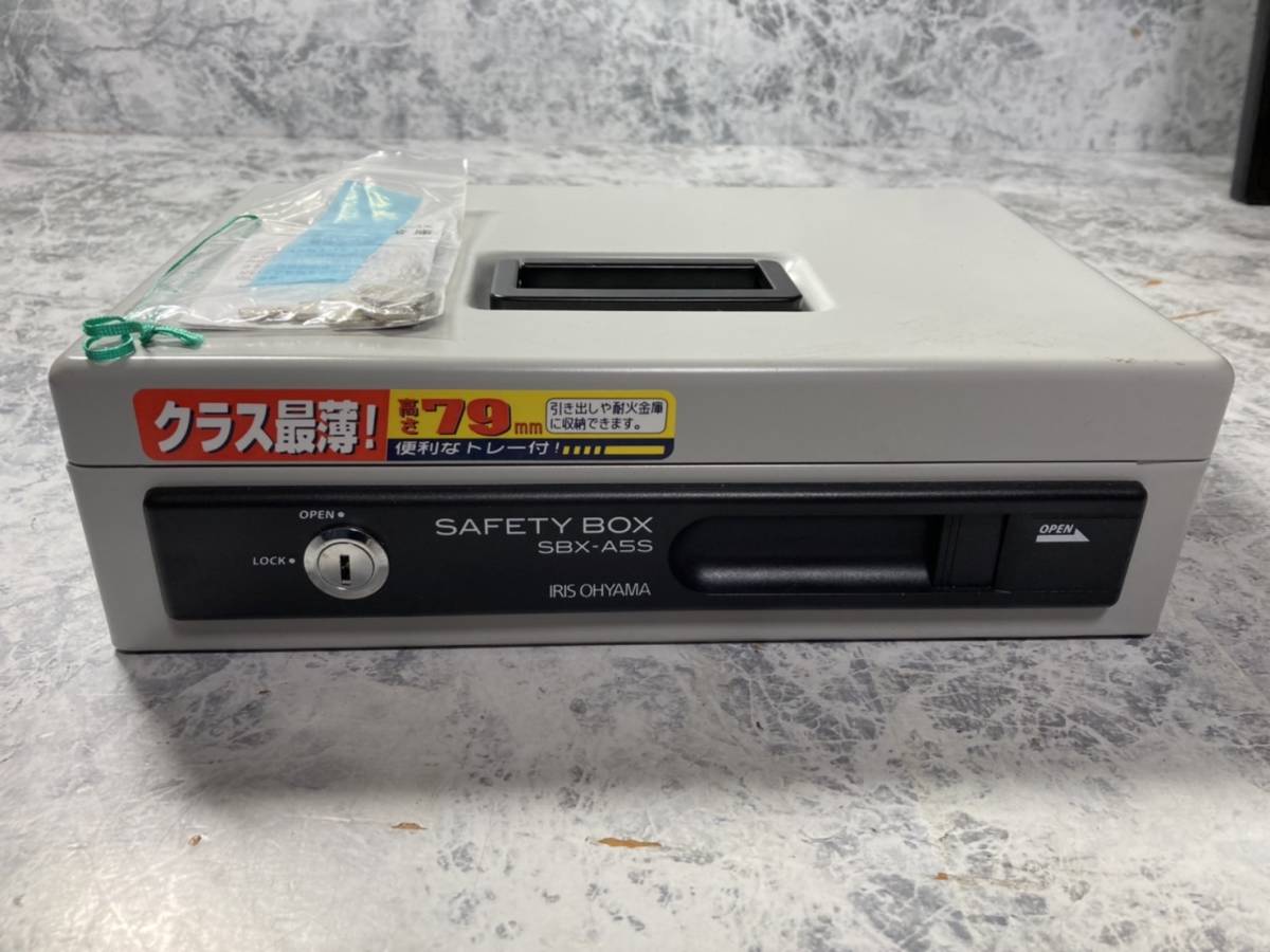 . small 762 1 jpy auction beautiful goods IRIS OHYAMA thin type safe SAFETY BOX SBX-A5S key attaching height 79mm security safe office work place home 