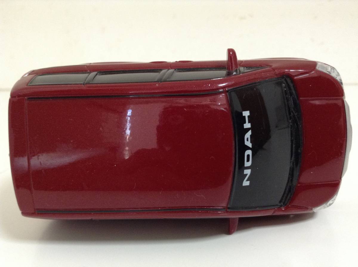 トヨタ 2代目 ノア70 NOAH 2.0X 前期型 2007年式~ ドライブタウン風 プルバックカー ミニカー 非売品 ダークレッド カラーサンプル 色見本_画像3