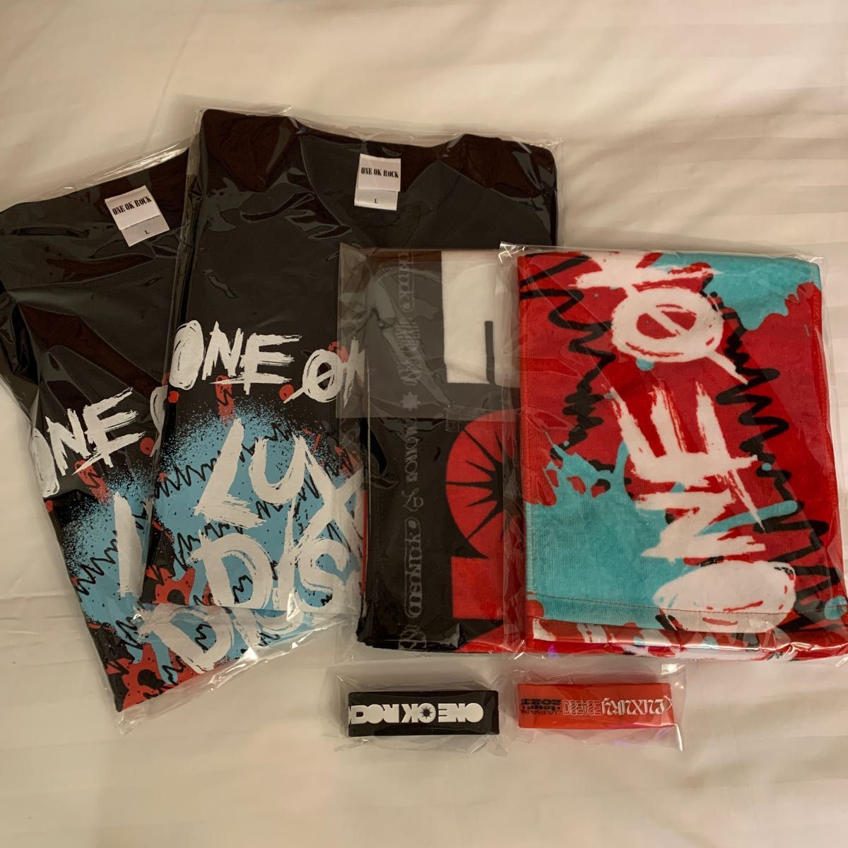 ONE OK ROCK 2023 TシャツD ハートLサイズ 2枚 タオル 2枚 ラバーバンド 2個 24時間以内に発送します。 ONE OK ROCK 2023 TシャツD ハートLサイズ 2枚 タオル 2枚 ラバーバンド 2個 24時間以内に発送します。