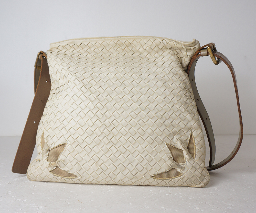 BOTTEGA VENETA ボッテガ ヴェネタ ボッテガベネタ イントレチャート ショルダーバッグ 斜め掛け ホワイト 1902