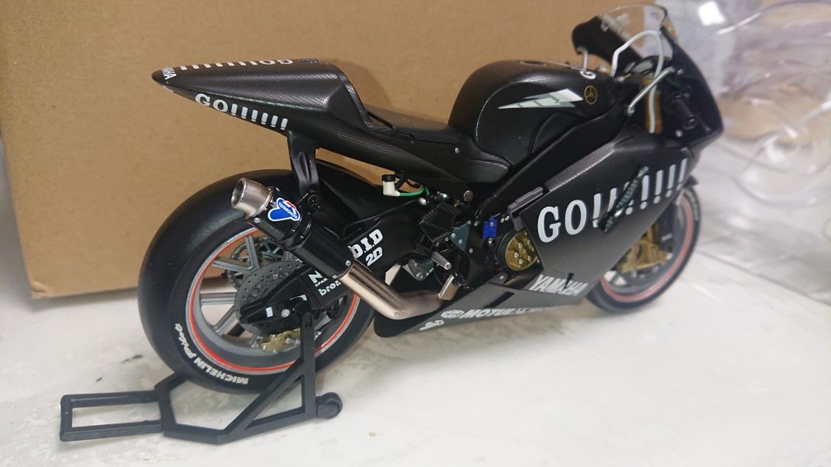 ミニチャンプス 1/12 2004 ヤマハYZR-M1 バレンティーノ・ロッシ 2台