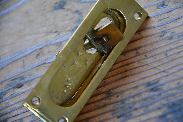NO.3156 古い真鍮鋳物の捻締付角丸引手 A 88mm 検索用語→A100gアンティークビンテージ古道具真鍮金物格子戸引戸扉ドア鍵錠の画像3