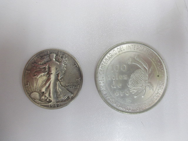 海外銀貨２枚おまとめ ペルー修好100周年記念 100ソル銀貨 1873・1973、アメリカ ハーフダラー銀貨 ウォーキングリバティ 1942 現状品の画像1