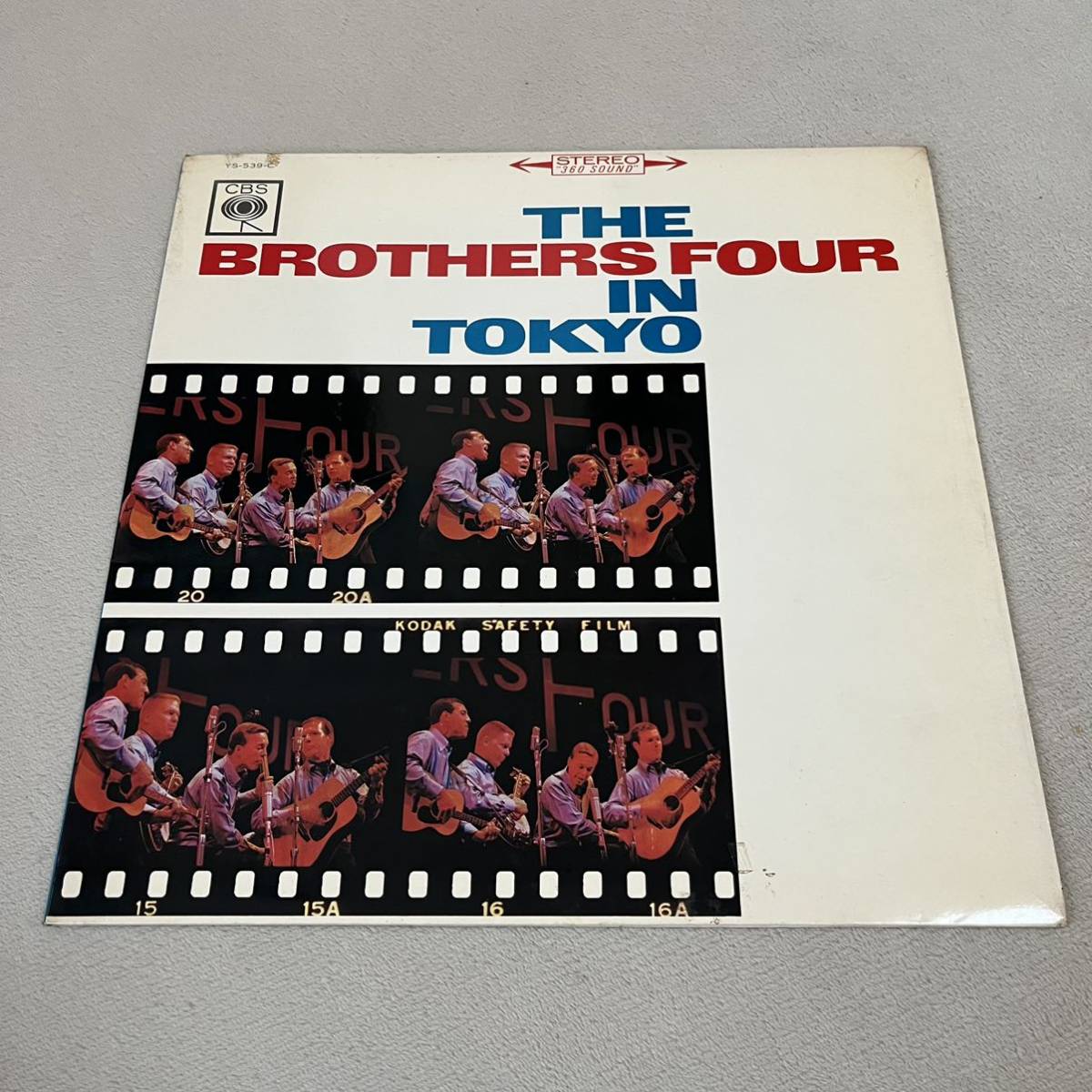 【国内盤】THE BROTHERS FOUR IN TOKYO ブラザーズフォアイントーキョー / LP レコード / YS539C / 見開きライナー有 / 洋楽ロック /_画像1