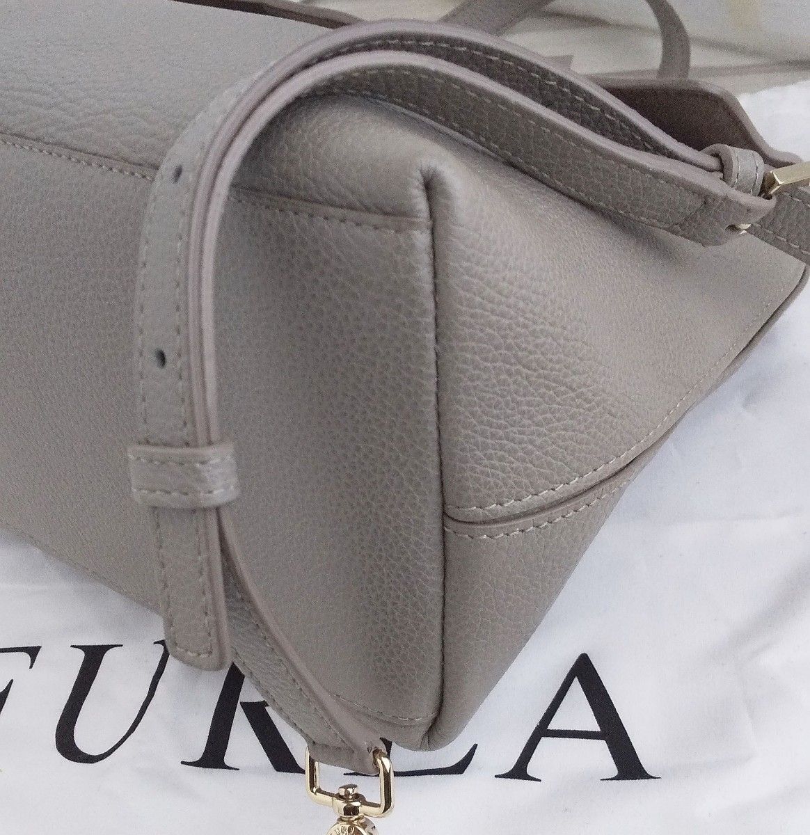 美品 フルラ FURLA ニキ NIKI 大容量サイズ ショルダーバッグ 美品 フルラ FURLA ニキ NIKI 大容量サイズ ショルダーバッグ