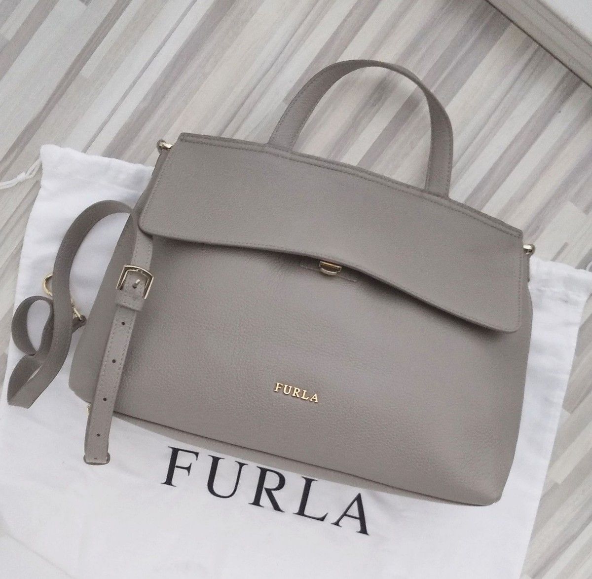 美品 フルラ FURLA ニキ NIKI 大容量サイズ ショルダーバッグ グレージュ 人気カラー 2wayバッグ レザー