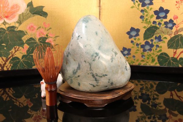 BA271 コレクター様依頼品 糸魚川産 グリーン青翡翠 ④ 台座付 重さ