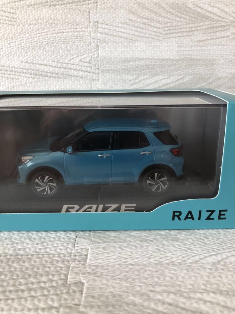 1/30 トヨタ 新型ライズ RAIZE 最新モデル 非売品 カラーサンプル ミニカー ターコイズブルー_画像1