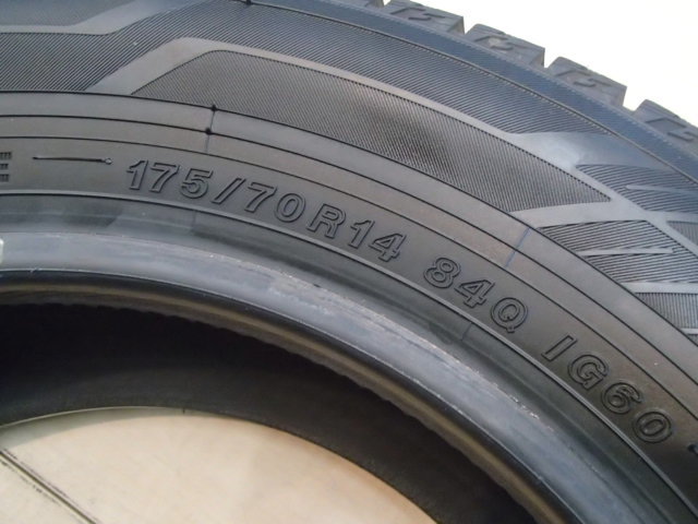 中古スタッドレス1本 ヨコハマ アイスガード6 IG60 175/70R14 2022年製25週目 溝多い ヤリス アクア ヴィッツ フィット に_画像3