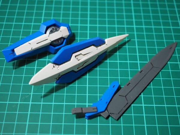 ☆AML12☆ジャンク★バンダイ 1/100 ガンダムダブルオー 武器類のみ まとめて ジャンク部品取り 完成品_画像1