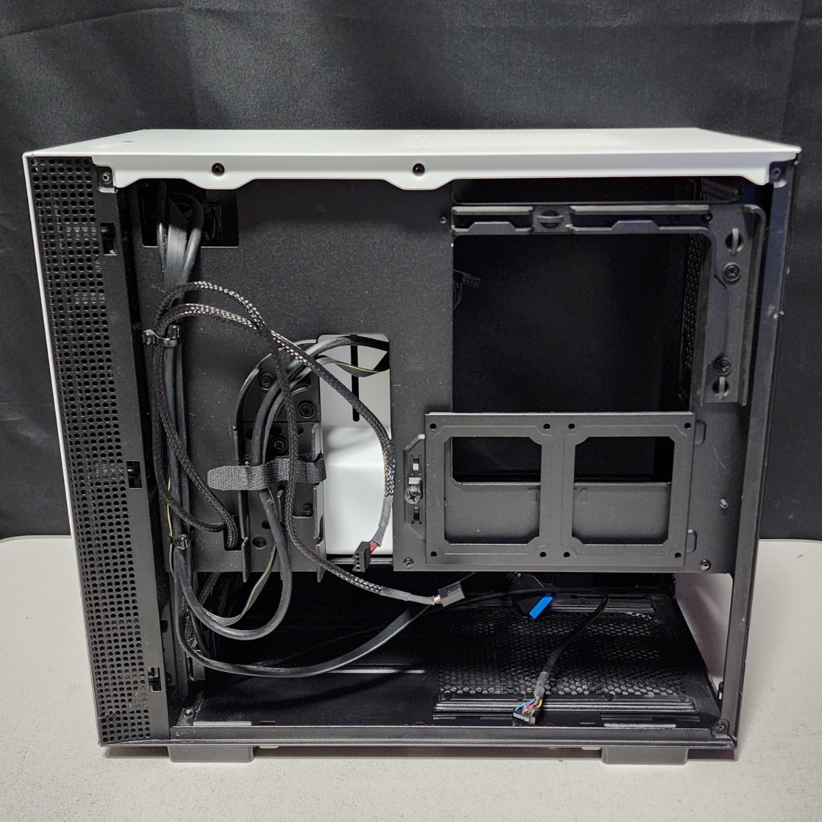 NZXT H210 CA-H210B-W1 マットホワイト/ブラック ミニタワー型PC NZXT H210 CA-H210B-W1 マットホワイト/ブラック ミニタワー型PC