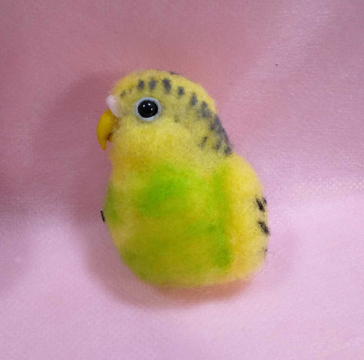 羊毛フェルトe干支の子❤︎セキセイインコのブローチ