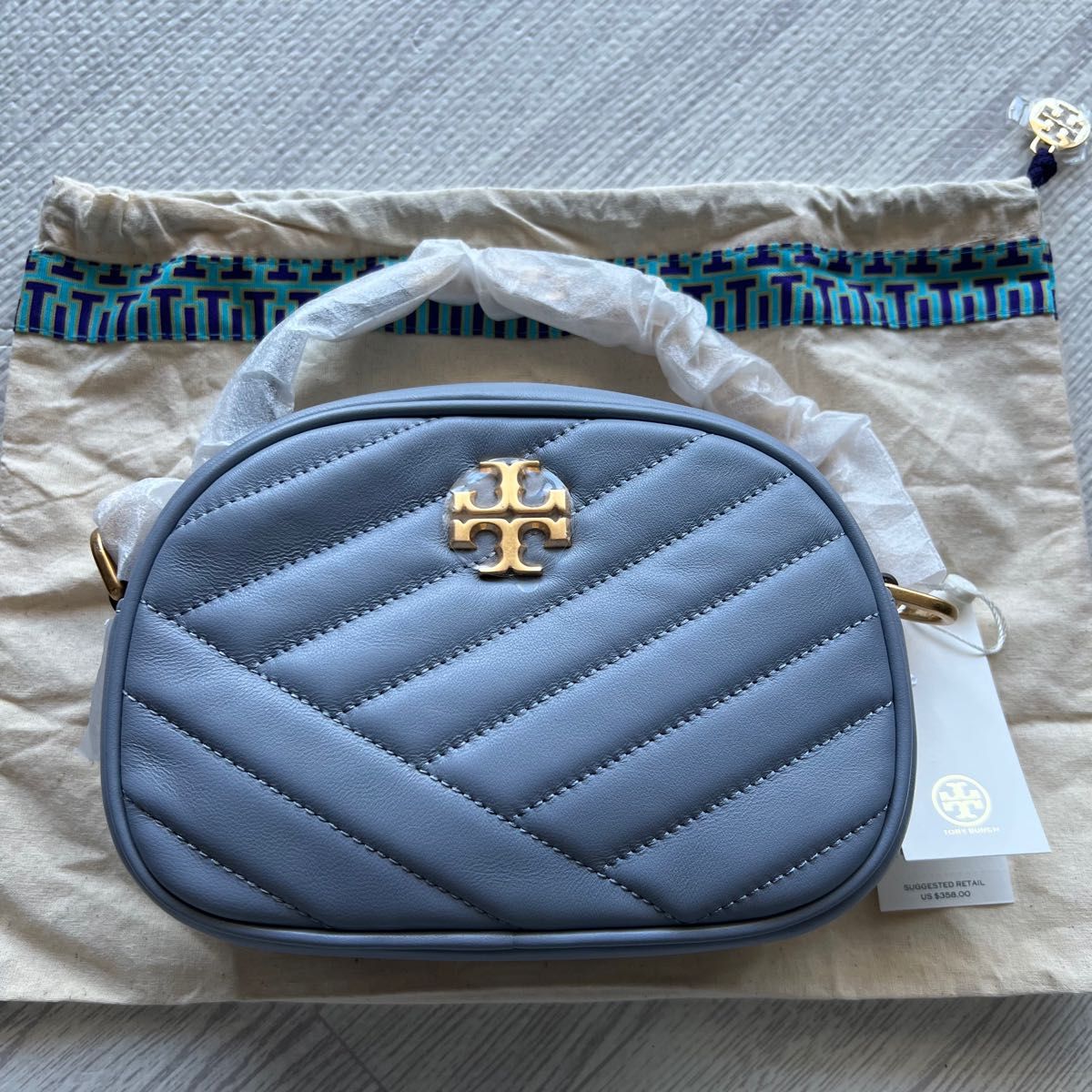 新品未使用　トリーバーチ　キラシェブロン　スモールカメラバック　クラウドブルー　保存袋付き　TORY BURCH