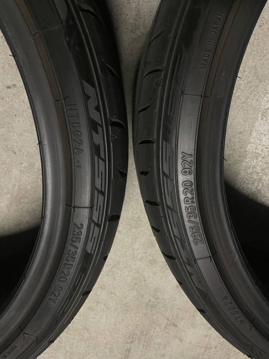 エクルベージュ NITTO NT555 G2 235/35/20 バリ溝 domainincite.com