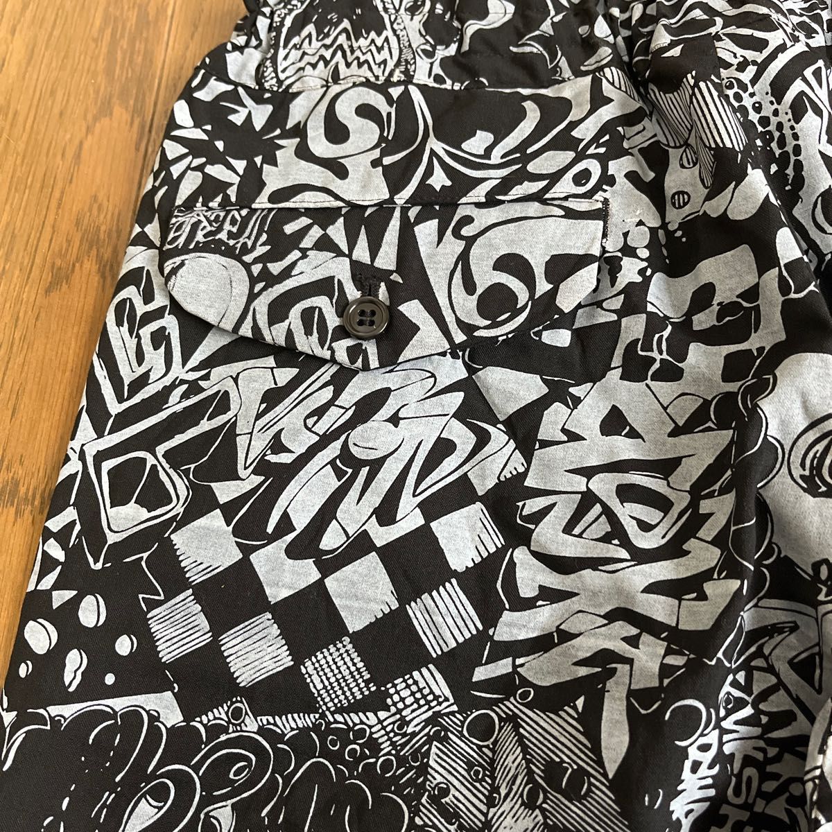 お値下げ 新品タグ付き BLACKコムデギャルソン 総柄プリントパンツ