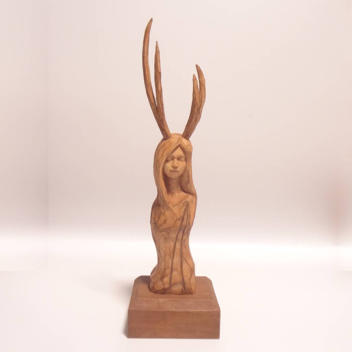 【絶品】 出品者作 オリジナル 木彫刻 アート 『 祭壇の女神像 』　木彫刻　芸術 女性 ハンドメイド 手彫り 彫刻 その他