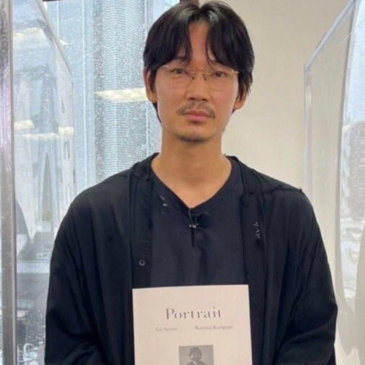 新品未開封 綾野剛さん直筆サイン入り 完全受注生産判写真集『Portrait』サインしてる証明写真付き QRコード期限あり