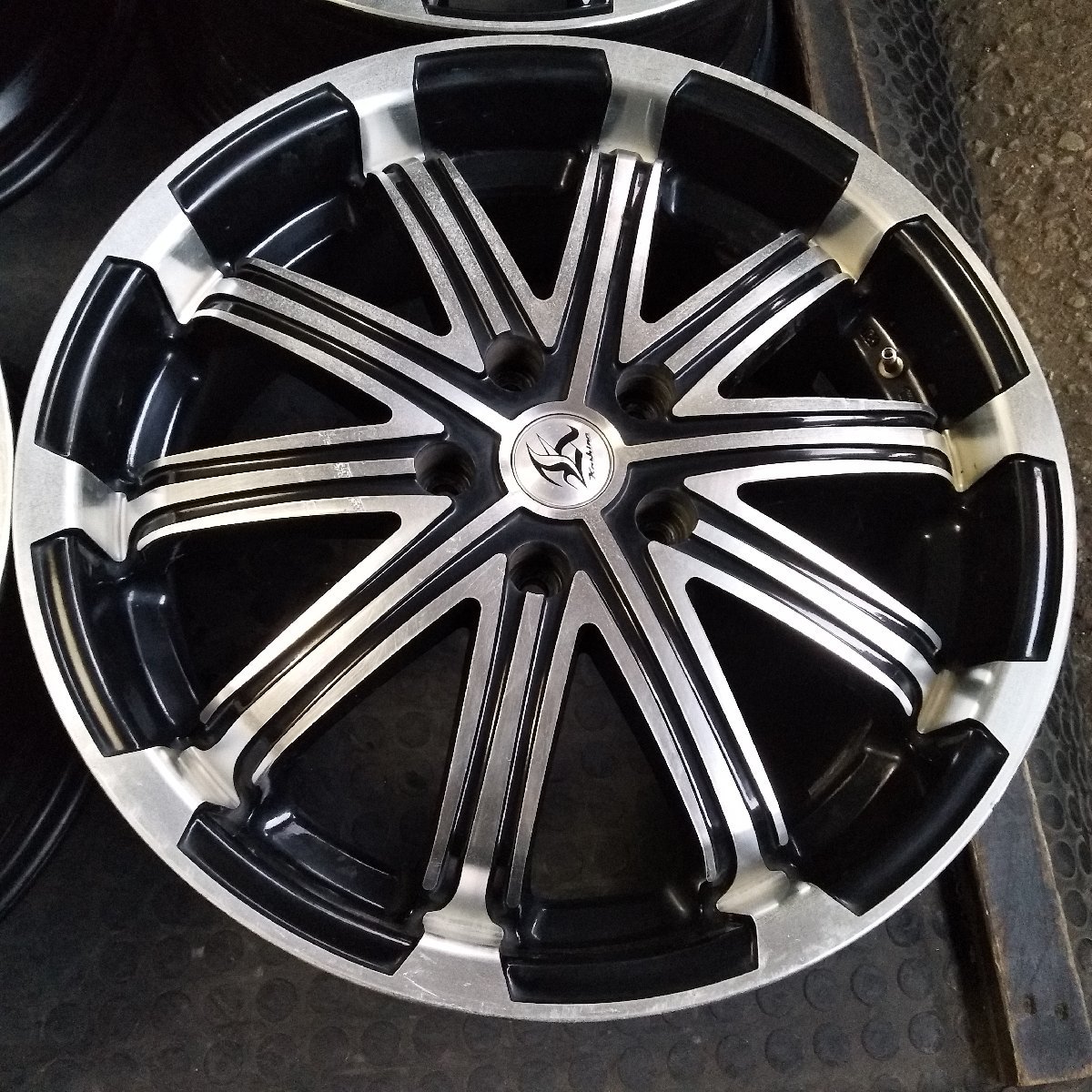 管理番号：Ｗ12-141【4本価格】【18x7.5J 5x114.3 ET+55 ハブ73】Kashina・オデッセイ等・ブラポリ・店頭直接引取可能_画像6