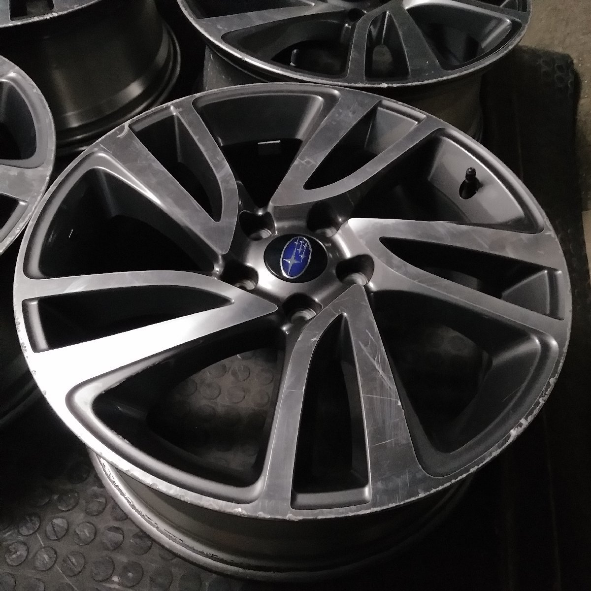 管理番号：W12-45【4本価格】【18×7.5J 5x114.3 ET+55 ハブ56】スバルSUBARU純正・レヴォーグ等・直接引取可能・下取り可能_画像6