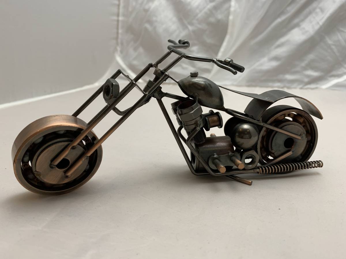 ボルト、ナット等の銅金属部品で作った並列２気筒バイク、チョッパー　22センチ長_画像1