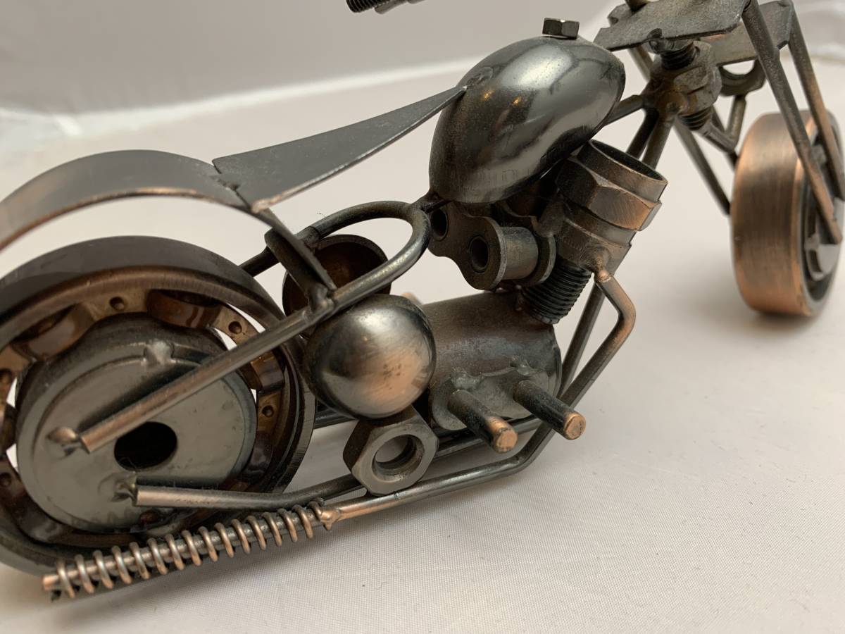 ボルト、ナット等の銅金属部品で作った並列２気筒バイク、チョッパー　22センチ長_画像7