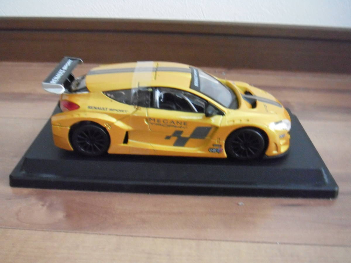  BBurago Renault Megane Trophy minicar yellow color yellow BURAGO RENAULT MEGANE 1/24