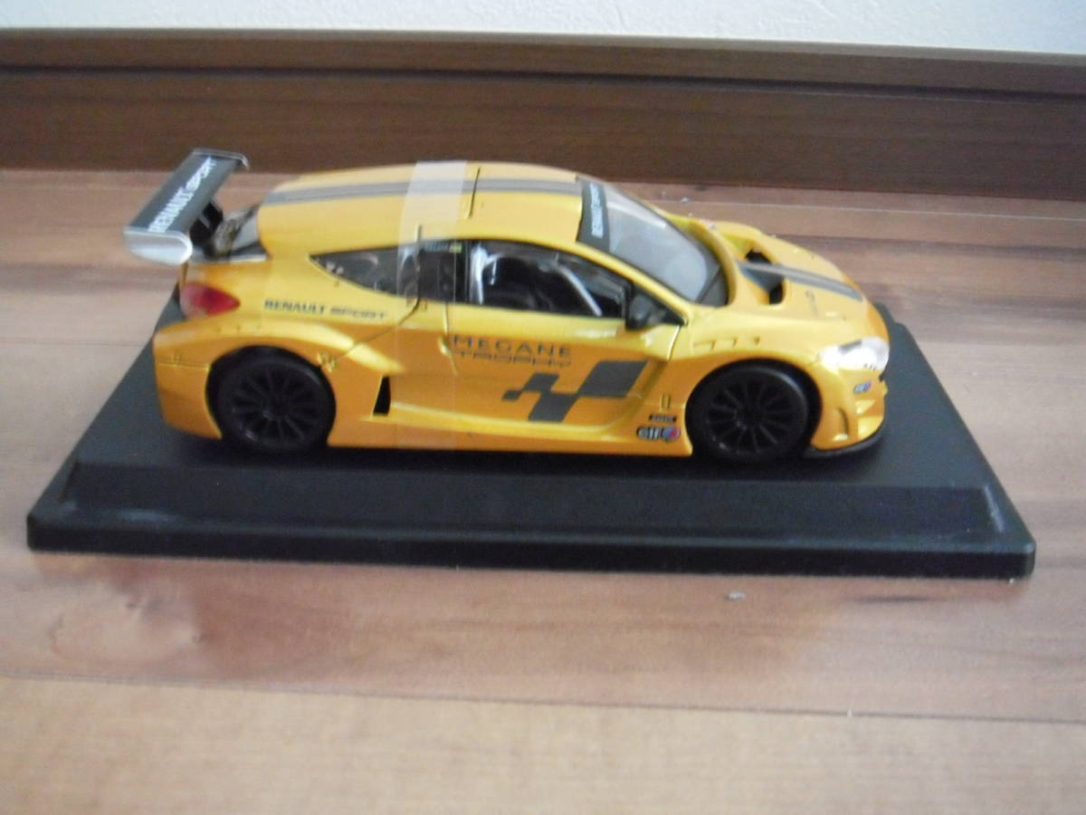  BBurago Renault Megane Trophy minicar yellow color yellow BURAGO RENAULT MEGANE 1/24