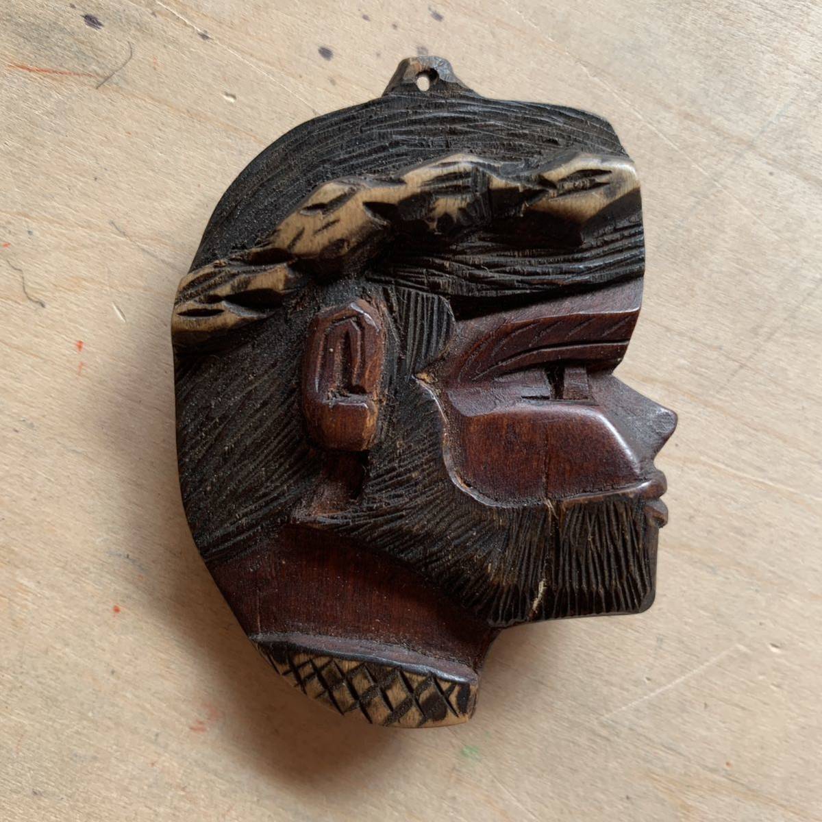 137* pendant top wooden a dog?