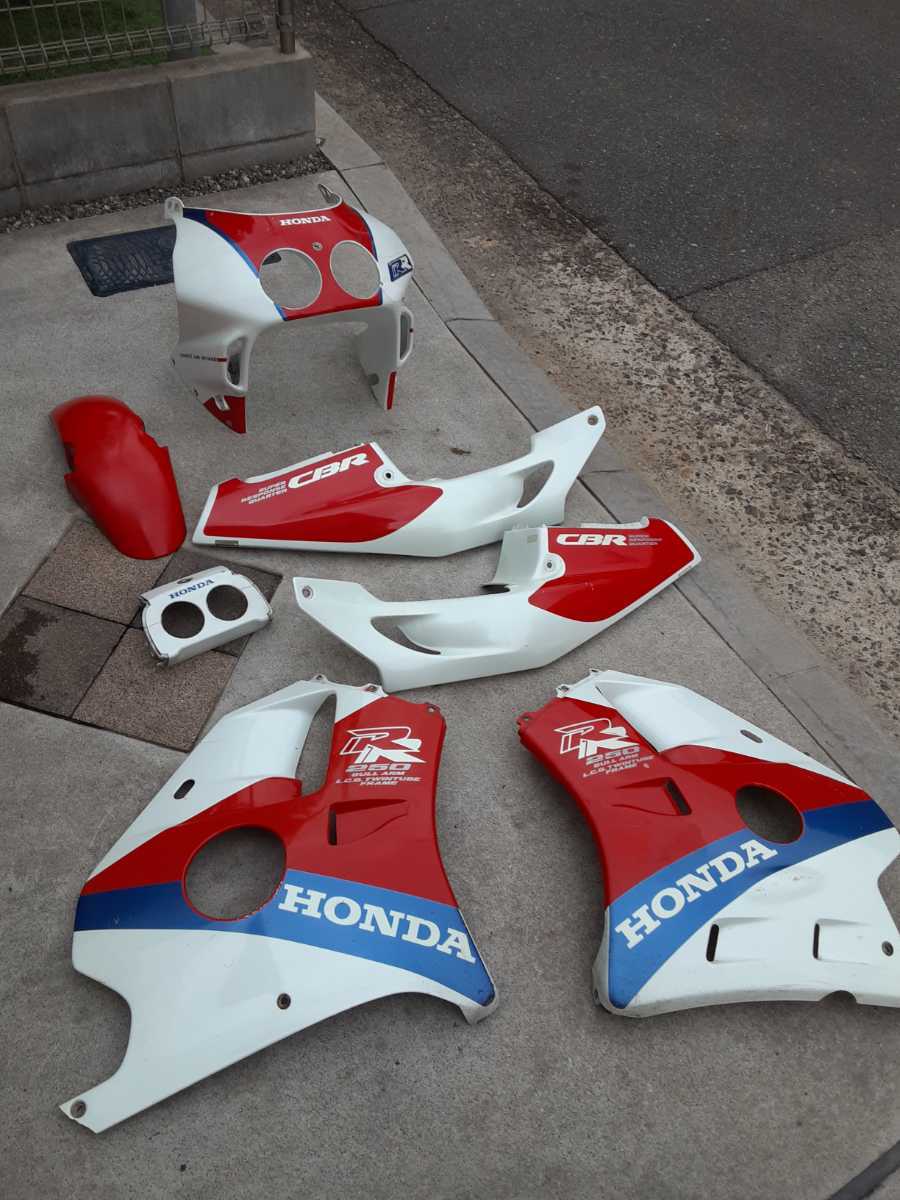 Yahoo!オークション - CBR250RR MC22 カウルセット Yahoo!オークション - CBR250RR MC22 カウルセット