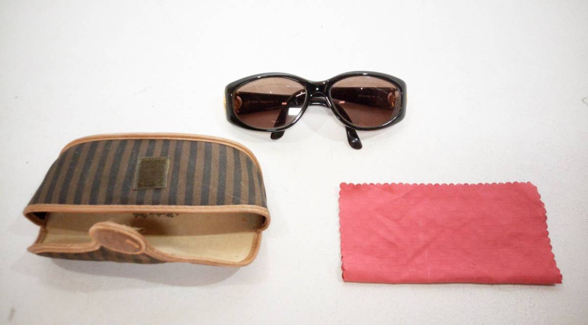 ヤフオク! - (T)FENDI フェンディ サングラス 黒縁 ケース付き...