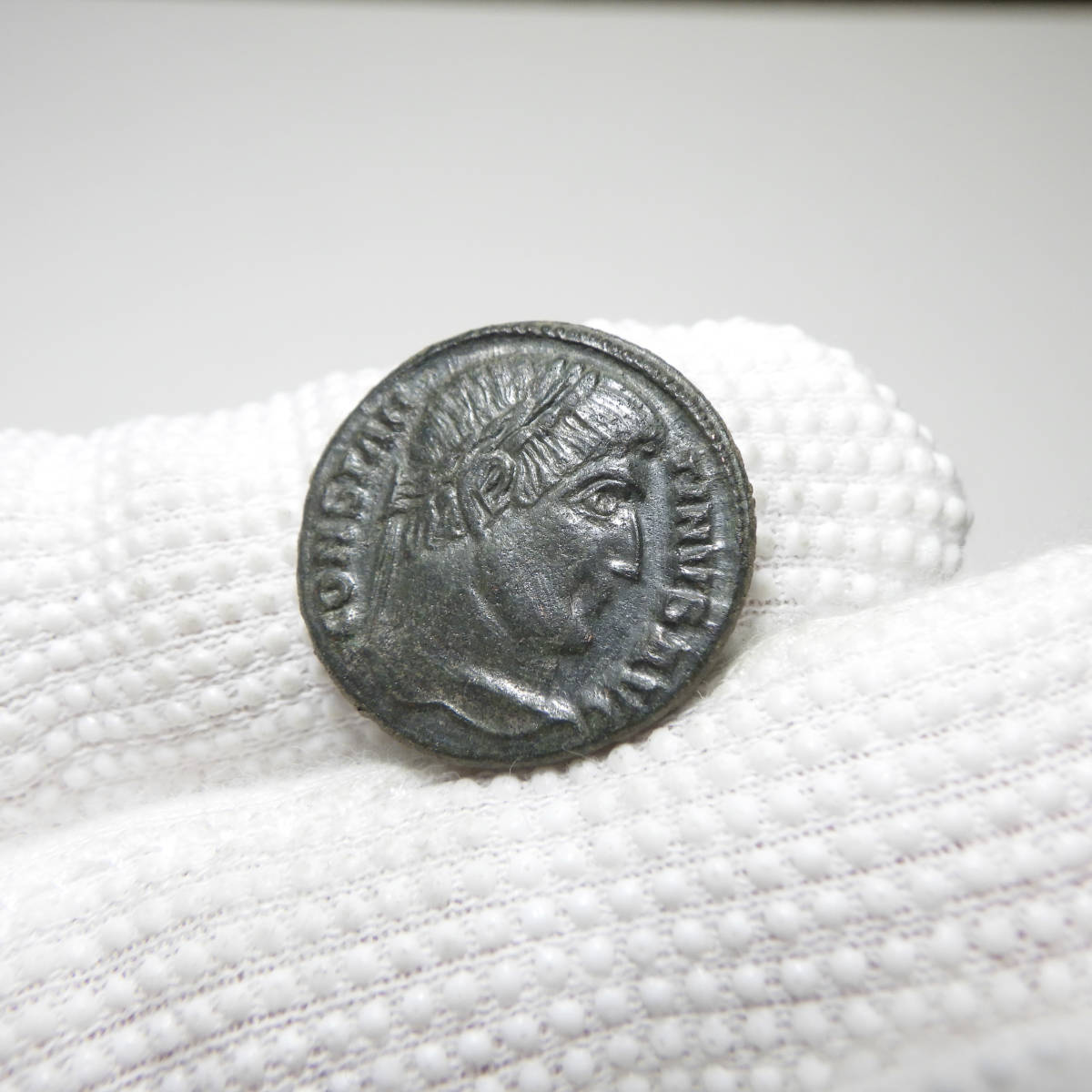 【古代ローマコイン】Constantine I（コンスタンティヌス1世）クリーニング済 ブロンズコイン 銅貨(X4CPXwJ5UM)_画像4