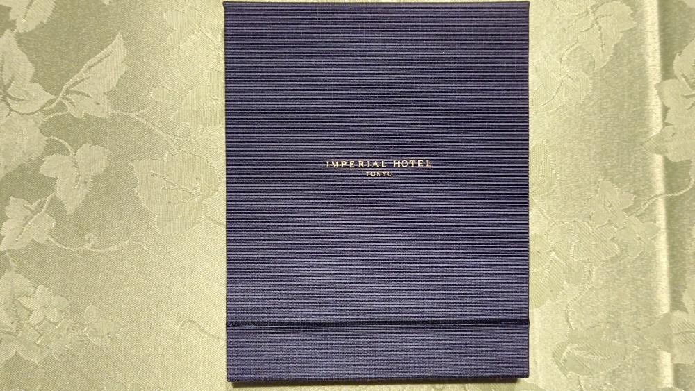 A ノベルティ 帝国ホテル 東京 IMPERIAL HOTEL TOKYO フォトフレーム（閉じた状態16 5×13㎝ 写真11×8㎝）布張り  紺｜PayPayフリマ